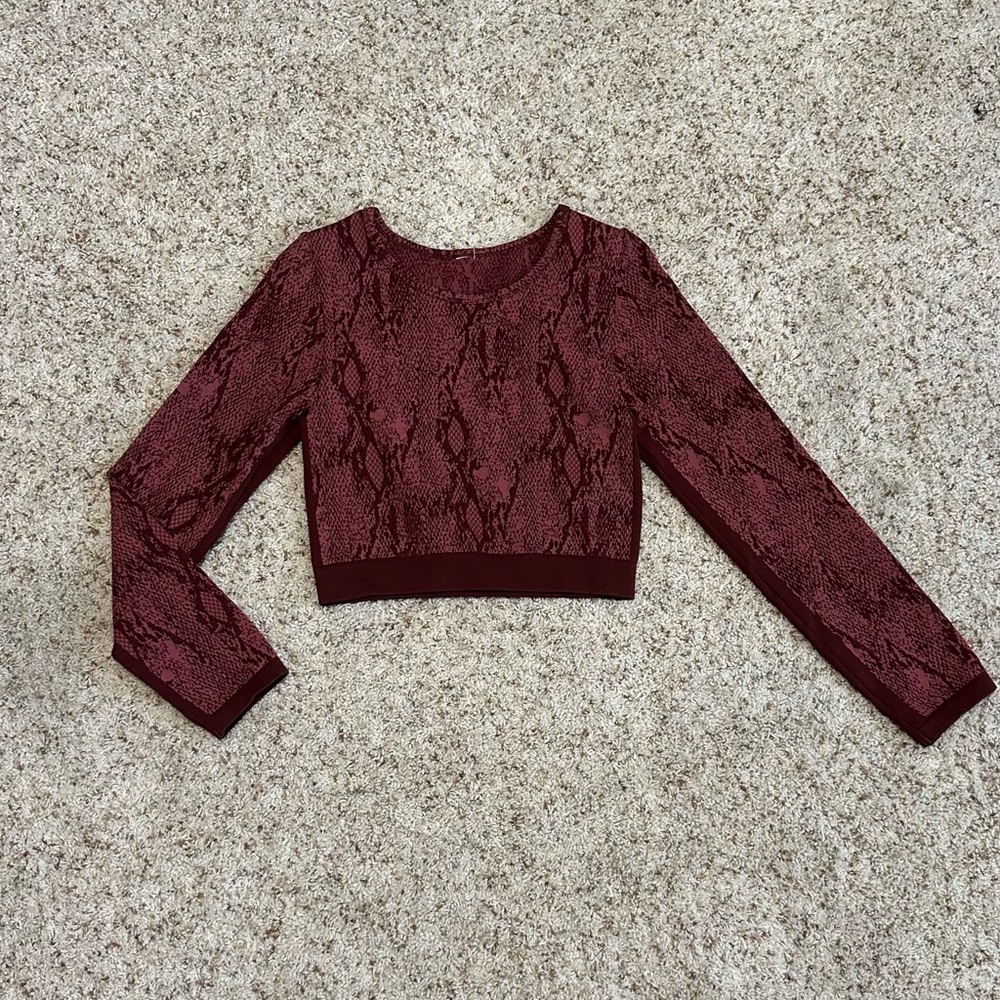 Fabletics Women’s Cherry Snakeskin Seamless Long-Sleeve Kamila Crop Top. Size L. - Picture 2 of 9